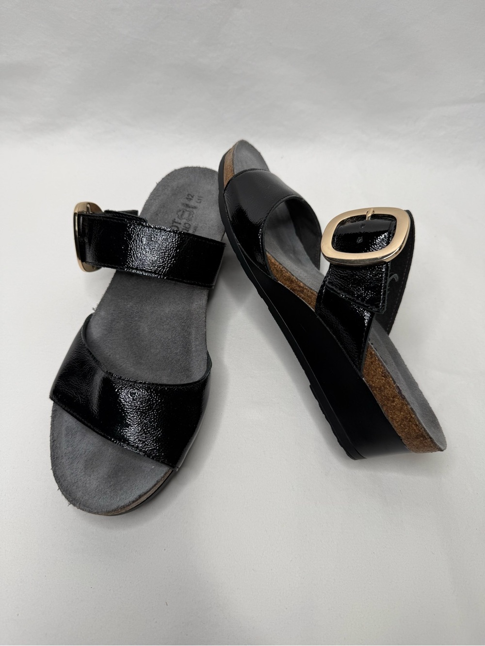 Naot Magic Slide Sandal EU 42 11 black Crinkle Patent Leather